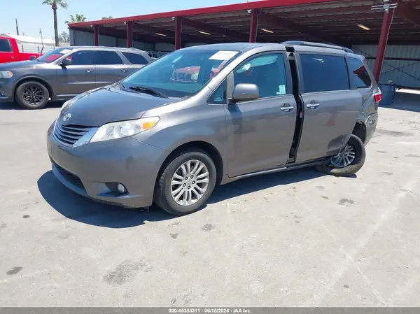 5TDYZ3DC0HS838293 2017 TOYOTA SIENNA - Image 2