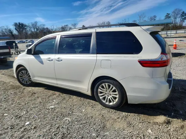 5TDYZ3DC0HS839203 2017 TOYOTA SIENNA - Image 2