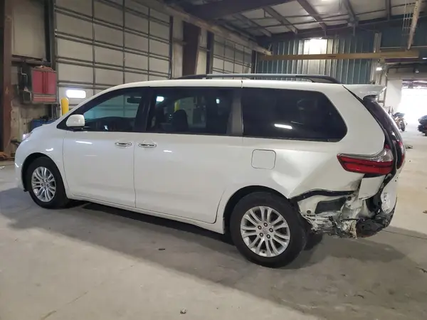 5TDYZ3DC0HS839539 2017 TOYOTA SIENNA - Image 2