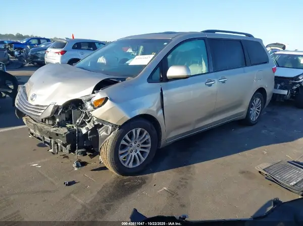 5TDYZ3DC0HS839699 2017 TOYOTA SIENNA - Image 2