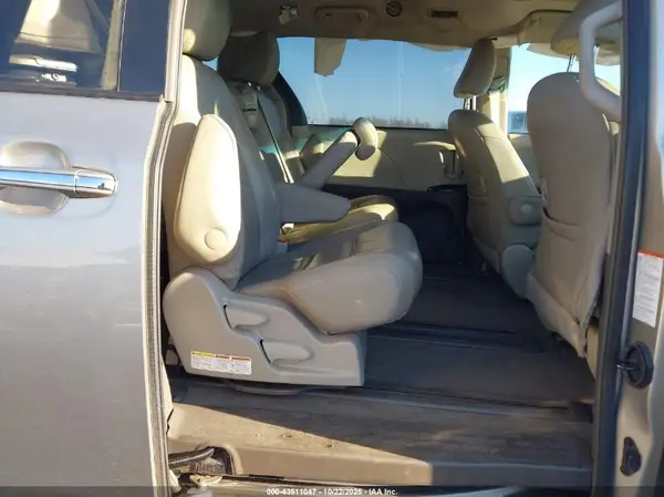 5TDYZ3DC0HS839699 2017 TOYOTA SIENNA - Image 8