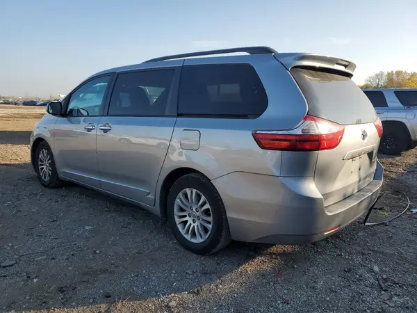 5TDYZ3DC0HS840562 2017 TOYOTA SIENNA - Image 2
