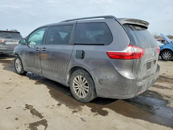 5TDYZ3DC0HS841923 2017 TOYOTA SIENNA - Image 2