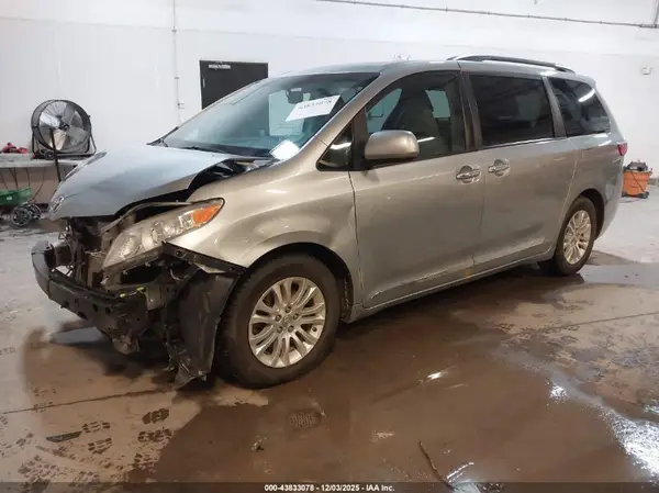 5TDYZ3DC0HS845230 2017 TOYOTA SIENNA - Image 2