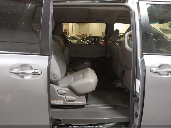 5TDYZ3DC0HS845230 2017 TOYOTA SIENNA - Image 8