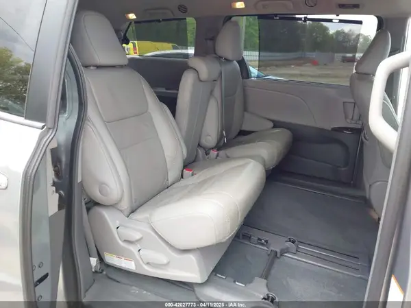 5TDYZ3DC0HS845616 2017 TOYOTA SIENNA - Image 8