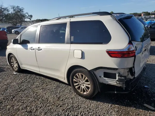 5TDYZ3DC0HS846121 2017 TOYOTA SIENNA - Image 2