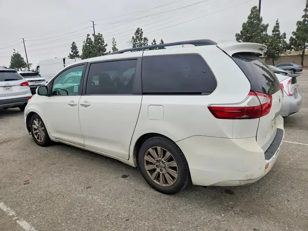 5TDYZ3DC0HS849245 2017 TOYOTA SIENNA - Image 2