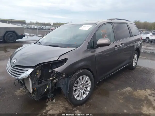 5TDYZ3DC0HS851898 2017 TOYOTA SIENNA - Image 2