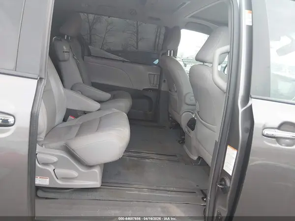 5TDYZ3DC0HS851898 2017 TOYOTA SIENNA - Image 8