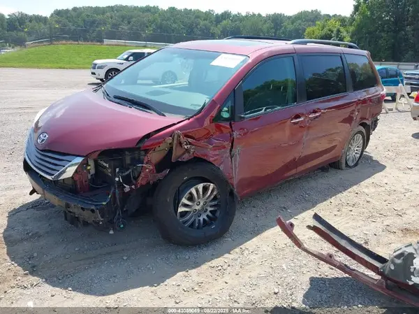 5TDYZ3DC0HS853683 2017 TOYOTA SIENNA - Image 2