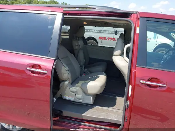 5TDYZ3DC0HS853683 2017 TOYOTA SIENNA - Image 8