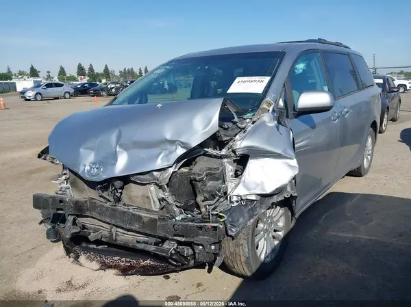 5TDYZ3DC0HS858785 2017 TOYOTA SIENNA - Image 2