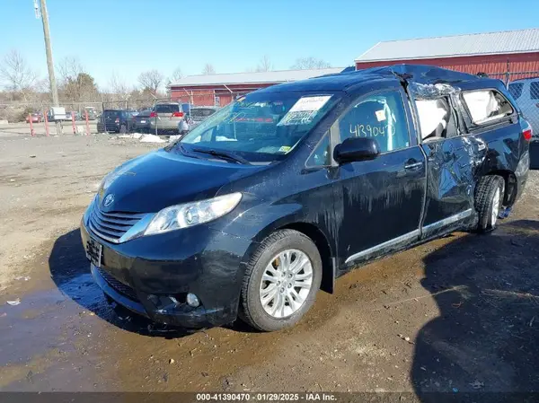 5TDYZ3DC0HS859094 2017 TOYOTA SIENNA - Image 2