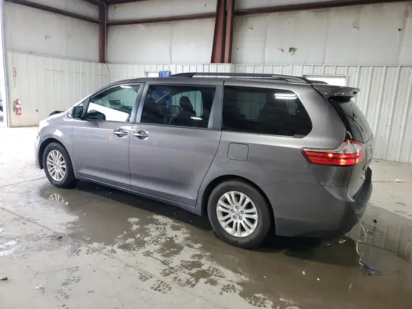 5TDYZ3DC0HS861198 2017 TOYOTA SIENNA - Image 2