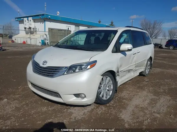 5TDYZ3DC0HS863565 2017 TOYOTA SIENNA - Image 2