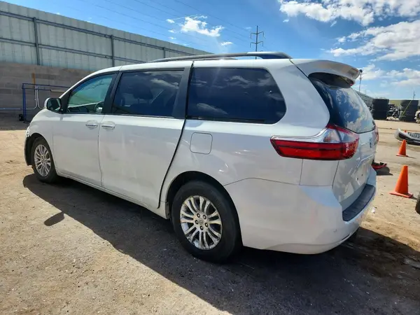 5TDYZ3DC0HS864215 2017 TOYOTA SIENNA - Image 2