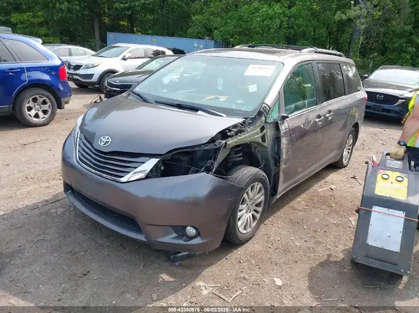 5TDYZ3DC0HS864831 2017 TOYOTA SIENNA - Image 2