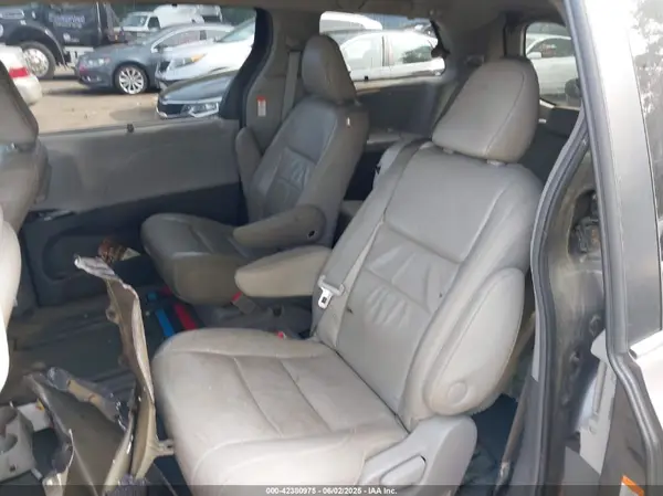 5TDYZ3DC0HS864831 2017 TOYOTA SIENNA - Image 8