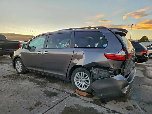 5TDYZ3DC0HS869043 2017 TOYOTA SIENNA - Image 2