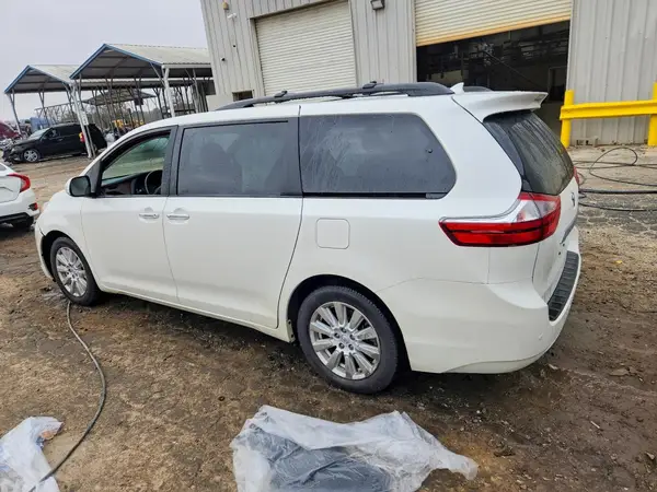 5TDYZ3DC0HS871732 2017 TOYOTA SIENNA - Image 2