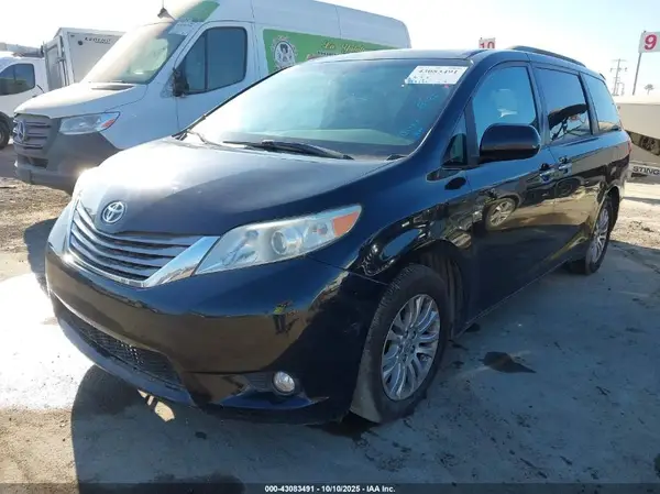 5TDYZ3DC0HS875439 2017 TOYOTA SIENNA - Image 2