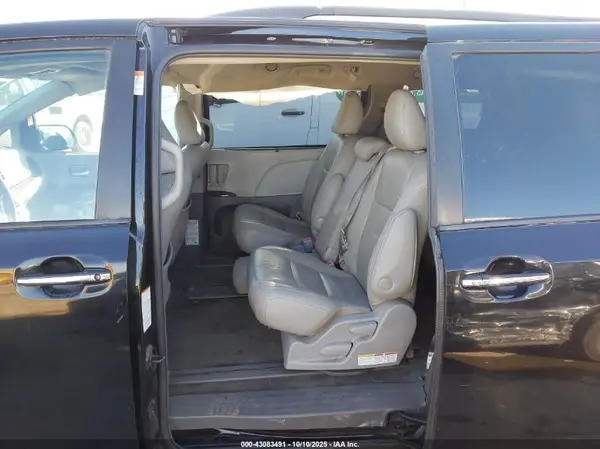 5TDYZ3DC0HS875439 2017 TOYOTA SIENNA - Image 8