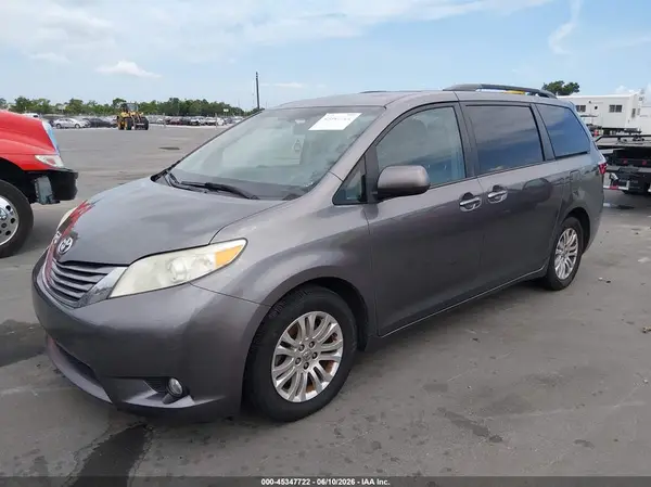 5TDYZ3DC0HS876686 2017 TOYOTA SIENNA - Image 2