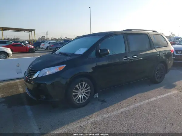 5TDYZ3DC0HS876848 2017 TOYOTA SIENNA - Image 2