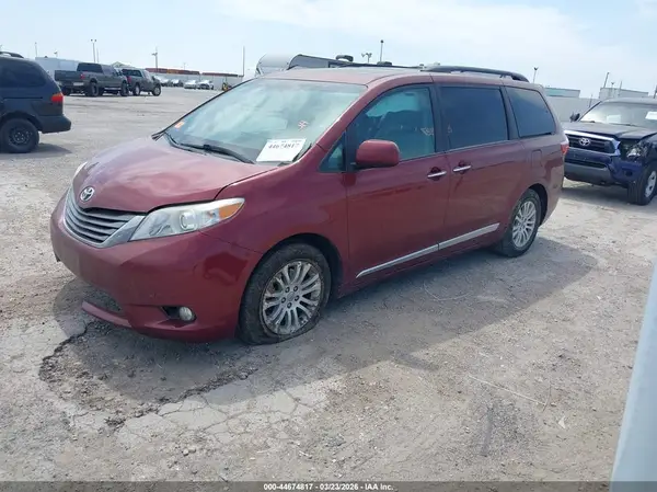 5TDYZ3DC0HS882214 2017 TOYOTA SIENNA - Image 2
