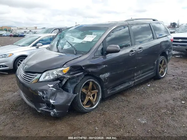 5TDYZ3DC0HS882729 2017 TOYOTA SIENNA - Image 2
