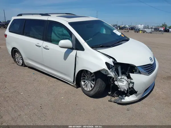 5TDYZ3DC0HS884593 2017 TOYOTA SIENNA - Image 1