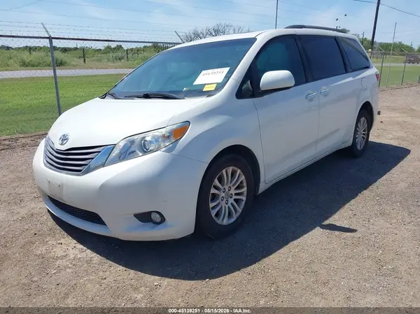 5TDYZ3DC0HS884593 2017 TOYOTA SIENNA - Image 2