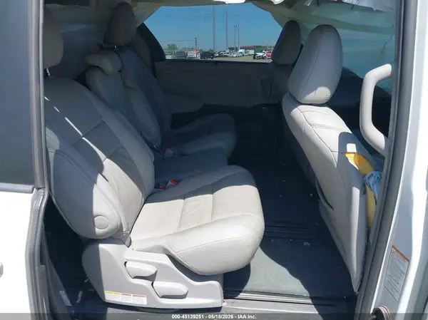 5TDYZ3DC0HS884593 2017 TOYOTA SIENNA - Image 8