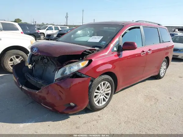 5TDYZ3DC0HS886182 2017 TOYOTA SIENNA - Image 2