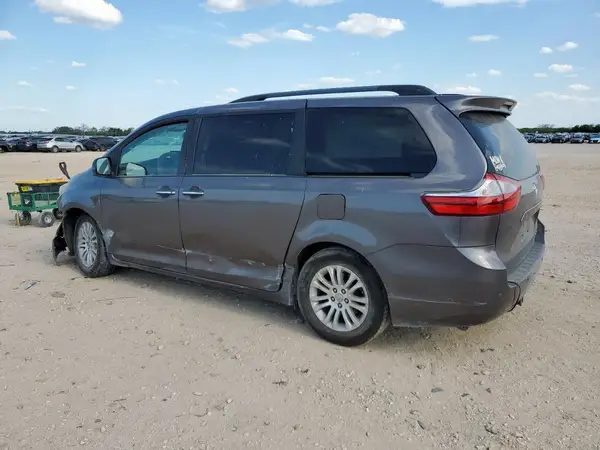5TDYZ3DC0HS887509 2017 TOYOTA SIENNA - Image 2