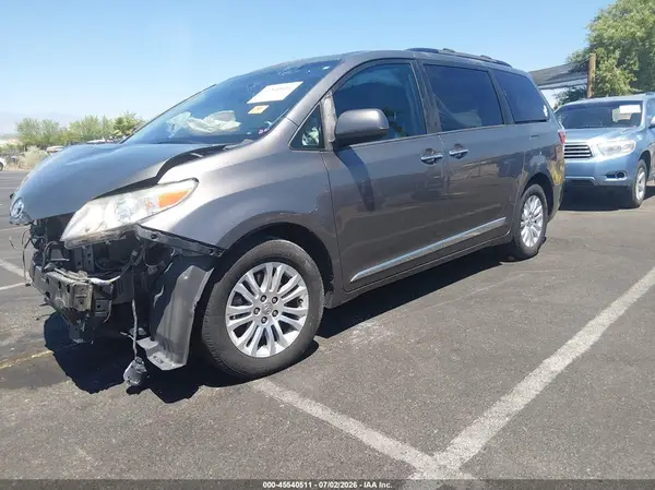 5TDYZ3DC0HS887557 2017 TOYOTA SIENNA - Image 2