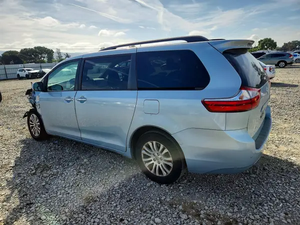 5TDYZ3DC0HS888854 2017 TOYOTA SIENNA - Image 2