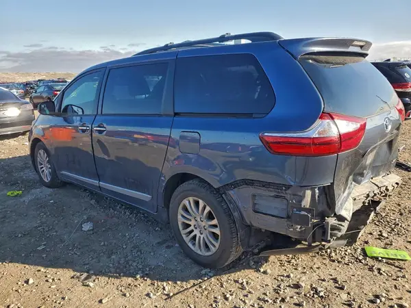 5TDYZ3DC0HS889244 2017 TOYOTA SIENNA - Image 2