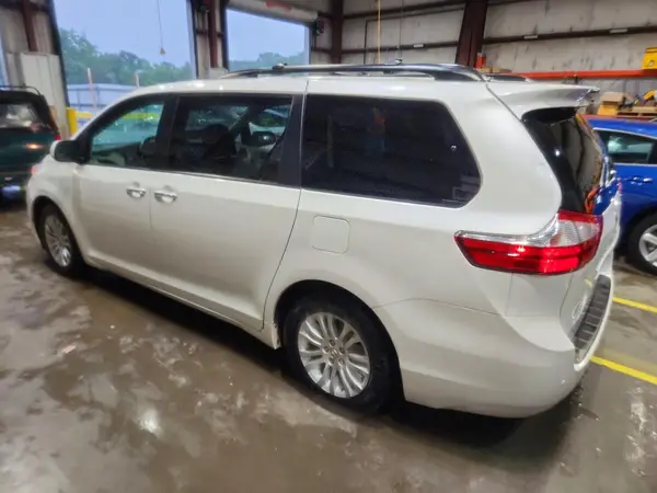 5TDYZ3DC0HS893584 2017 TOYOTA SIENNA - Image 2