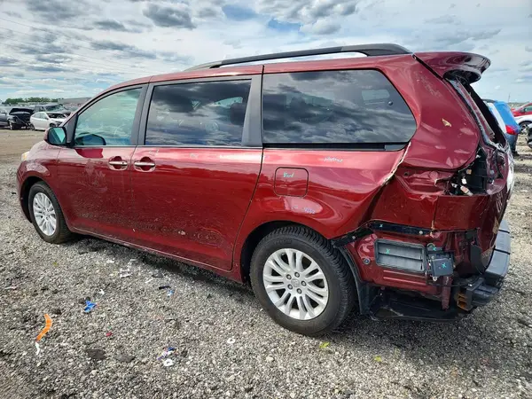 5TDYZ3DC0HS893701 2017 TOYOTA SIENNA - Image 2