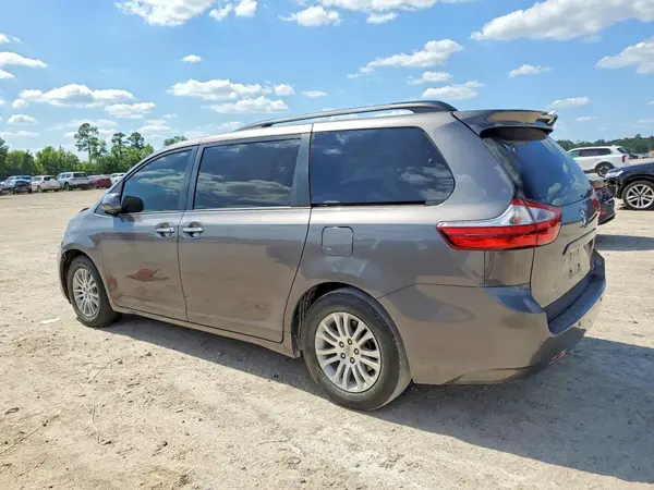 5TDYZ3DC0HS896257 2017 TOYOTA SIENNA - Image 2