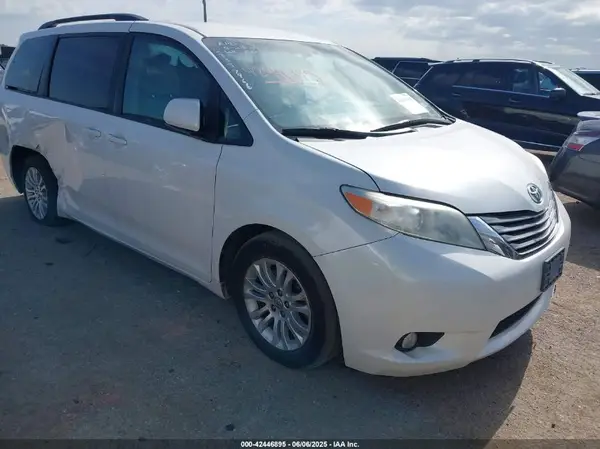 5TDYZ3DC0HS896503 2017 TOYOTA SIENNA - Image 1