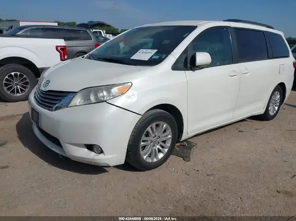 5TDYZ3DC0HS896503 2017 TOYOTA SIENNA - Image 2