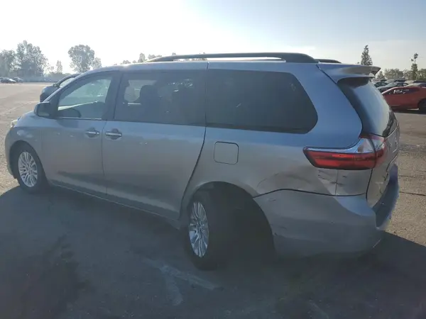 5TDYZ3DC0HS898168 2017 TOYOTA SIENNA - Image 2