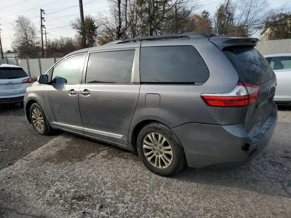 5TDYZ3DC0HS898722 2017 TOYOTA SIENNA - Image 2