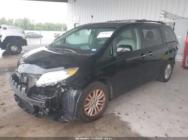 5TDYZ3DC0HS898901 2017 TOYOTA SIENNA - Image 2