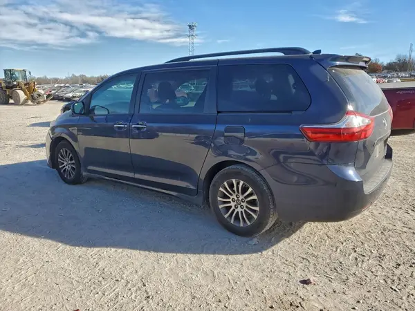 5TDYZ3DC0JS909143 2018 TOYOTA SIENNA - Image 2