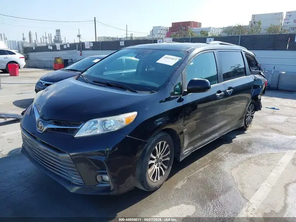 5TDYZ3DC0JS909756 2018 TOYOTA SIENNA - Image 2