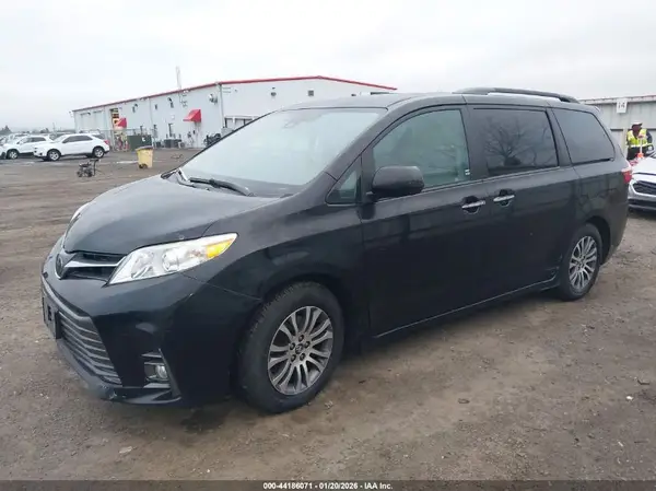 5TDYZ3DC0JS911703 2018 TOYOTA SIENNA - Image 2